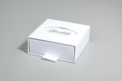 Ke každému náramku lze přikoupit třpytivě bílou dárkovou krabičku z edice Luxury, která vašemu šperk