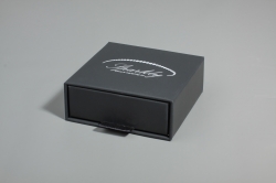 Ke každému náramku lze přikoupit černou dárkovou krabičku z edice Luxury, která vašemu šperku dodá j