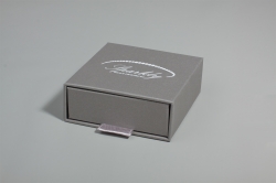 Ke každému náramku lze přikoupit třpytivě šedou dárkovou krabičku z edice Luxury, která vašemu šperk